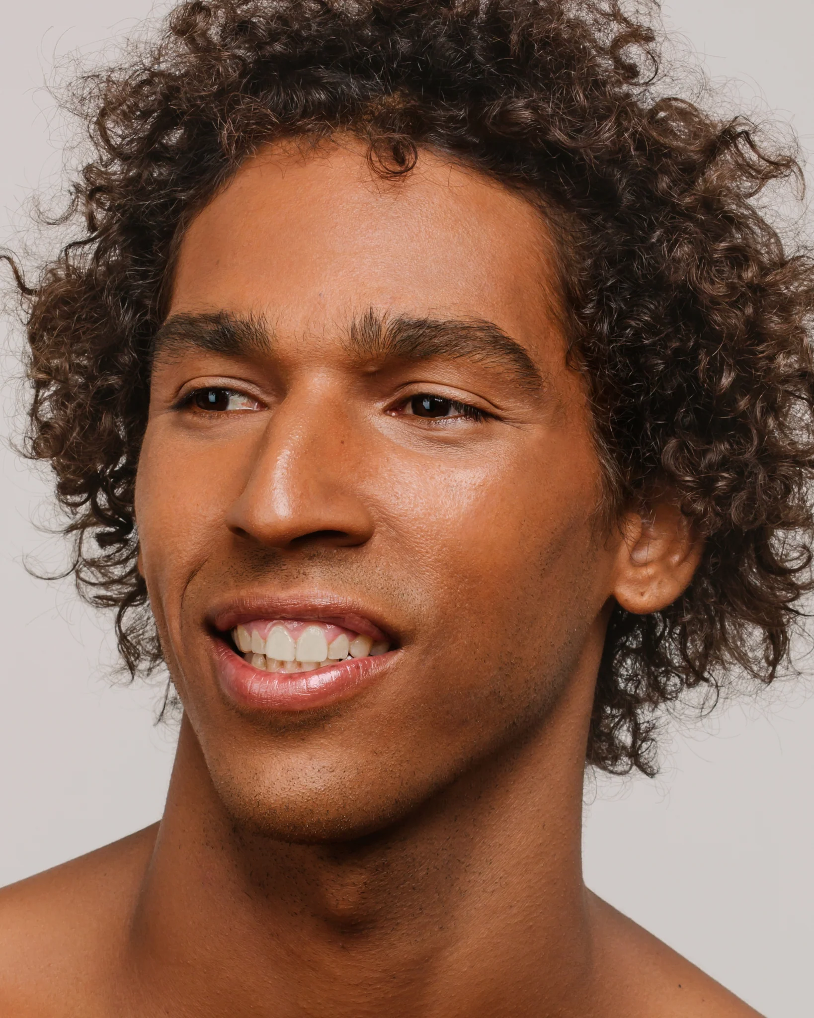 Soft Glow Foundation SPF20 - Image 26